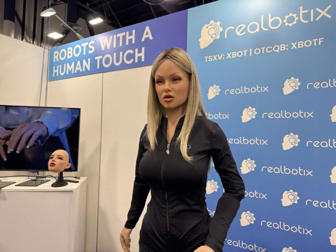 Realbotix在CES2025展会上推出最新人形机器人Aria