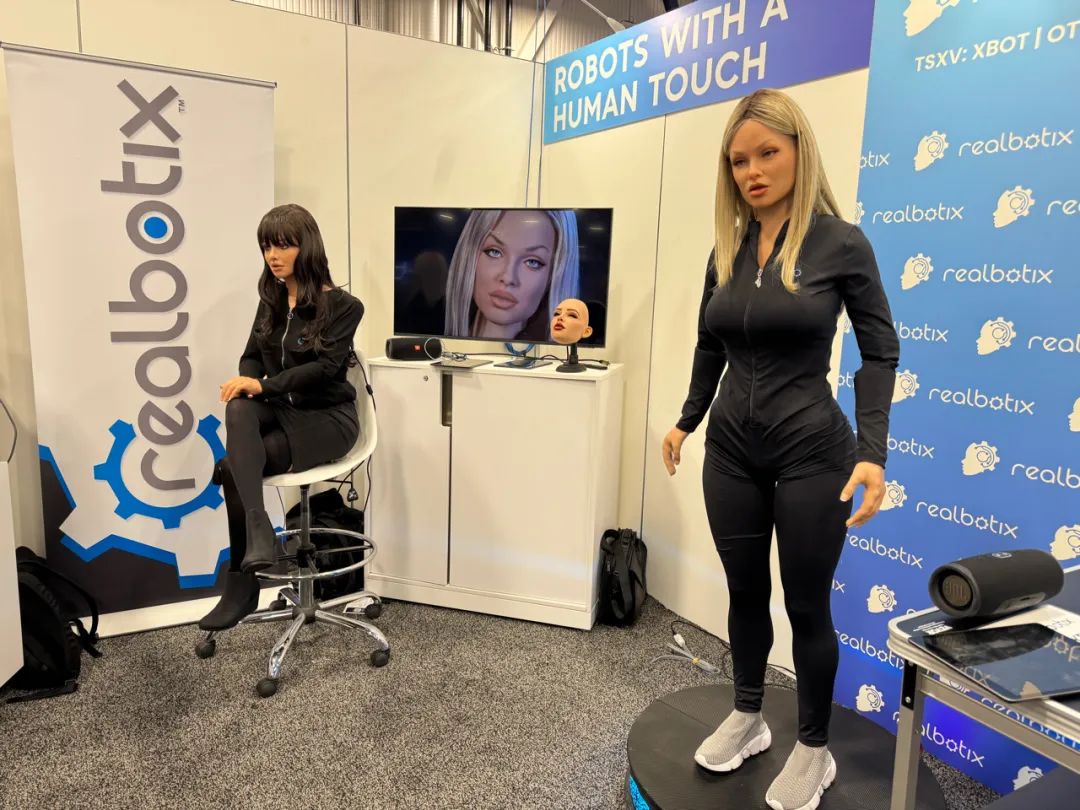 Realbotix在CES2025展会上推出最新人形机器人Aria