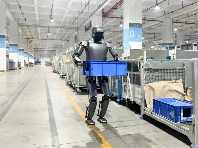 优必选发布了全新一代工业人形机器人Walkers1
