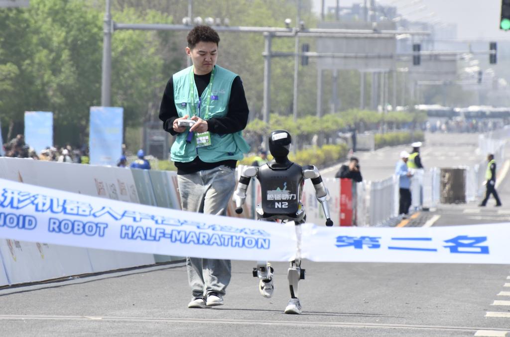向“智”!中国机器人“跑”起来
