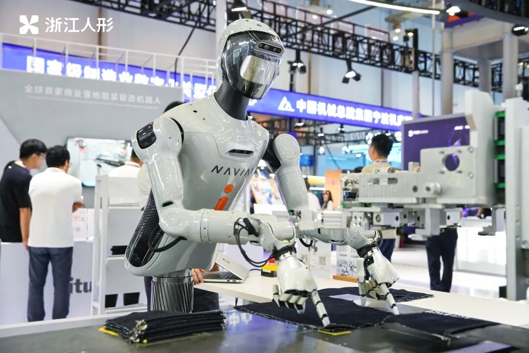 Zhejiang Humanoid shows NAVIAI in apparel, retail use